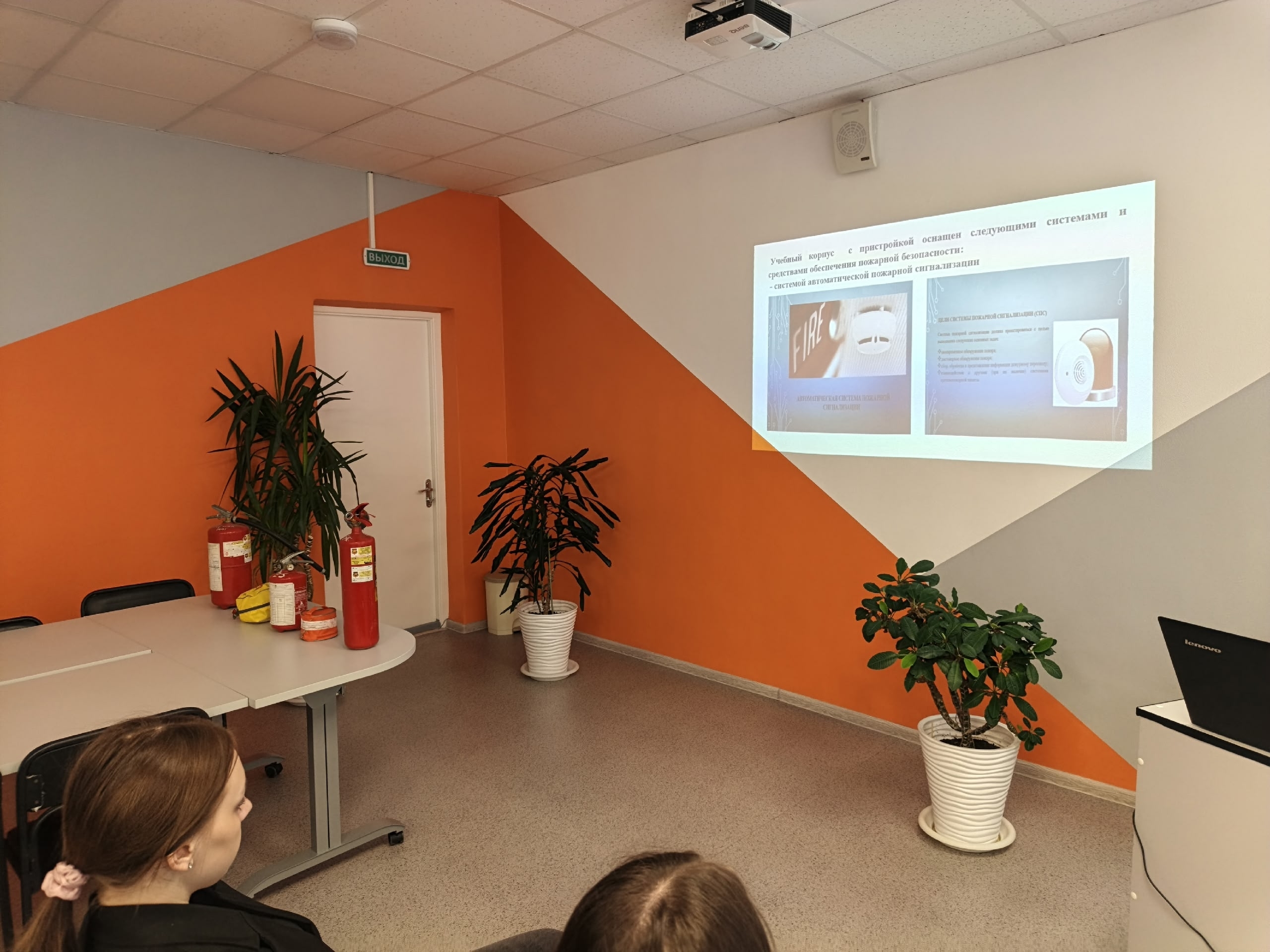 В конце апреля отмечает свой профессиональный праздник одна из жизненно необходимых служб быстрого реагирования - пожарная охрана России